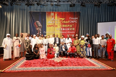 選手、評(píng)委、組委會(huì)工作人員共同與頒獎(jiǎng)嘉賓合影。中國(guó)石油非洲公司供圖