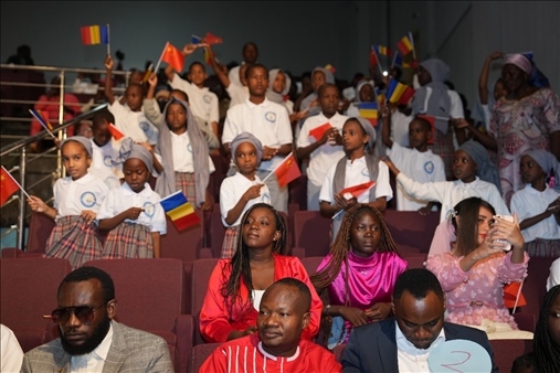 現(xiàn)場(chǎng)觀眾與決賽選手熱情互動(dòng)。中國(guó)石油非洲公司供圖