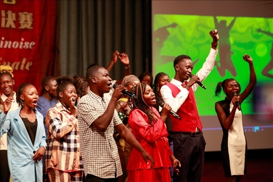 孔子學(xué)院的同學(xué)們演唱中文歌曲《明天會(huì)更好》。中國(guó)石油非洲公司供圖