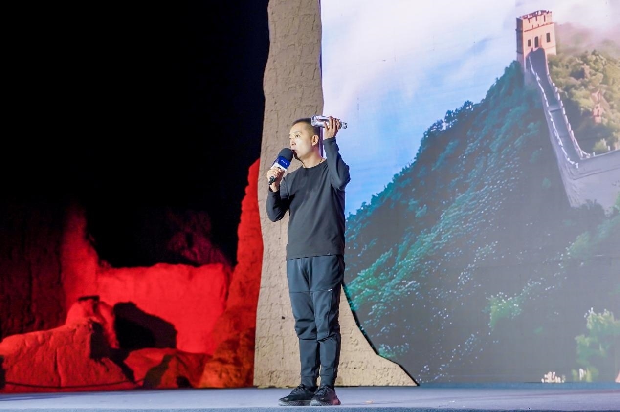 李剛在“何以中國(guó)·五星出東方”網(wǎng)絡(luò)主題宣傳活動(dòng)現(xiàn)場(chǎng)演講。人民視頻供圖