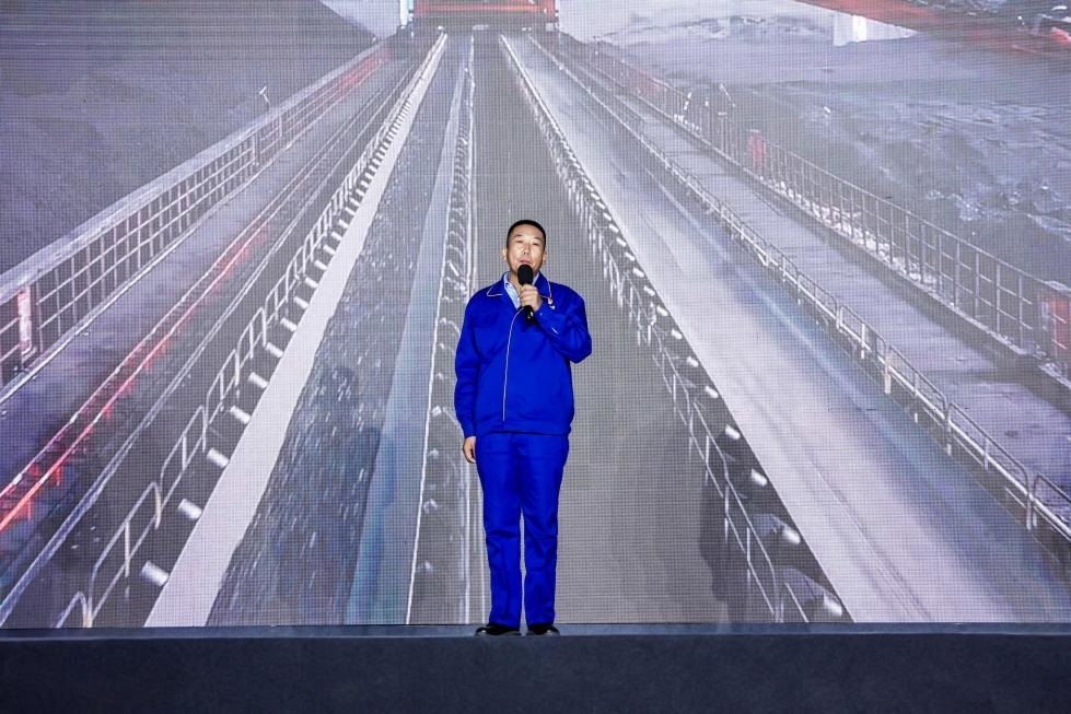 邵旭鵬在“何以中國(guó)·五星出東方”網(wǎng)絡(luò)主題宣傳活動(dòng)現(xiàn)場(chǎng)演講。人民視頻供圖