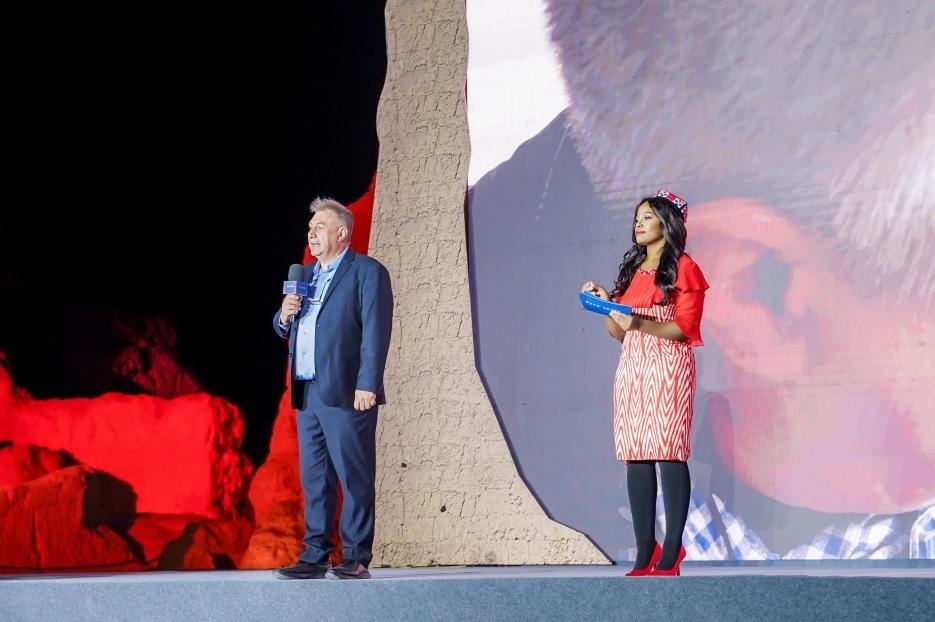 丹尼（左一）在“何以中國(guó)·五星出東方”網(wǎng)絡(luò)主題宣傳活動(dòng)現(xiàn)場(chǎng)演講。人民視頻供圖