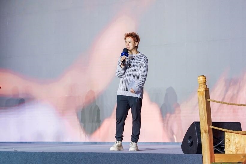 安鐘旭在“何以中國(guó)·五星出東方”網(wǎng)絡(luò)主題宣傳活動(dòng)現(xiàn)場(chǎng)演講。人民視頻供圖