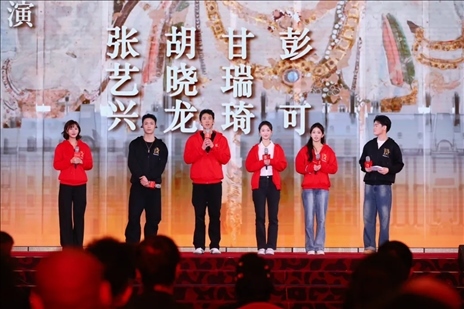 《受到召喚·敦煌》眾演員與現(xiàn)場觀眾互動交流。主辦方供圖