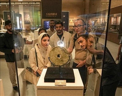 阿聯(lián)酋青年在良渚文化博物院參觀。中國(guó)銀行供圖