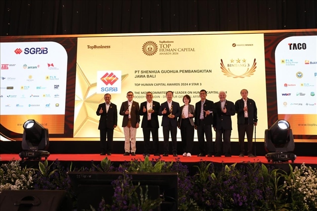 國能印尼爪哇發(fā)電公司董事長趙志剛（左四）與其他獲獎?wù)吆嫌?。國能印尼爪哇發(fā)電公司供圖