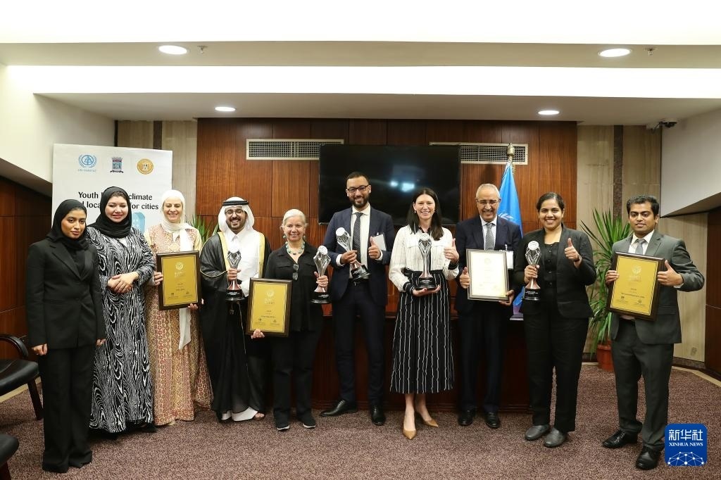 10月31日，在埃及亞歷山大，獲得第二屆全球可持續(xù)發(fā)展城市獎（上海獎）的城市代表合影。新華社記者 王東震 攝