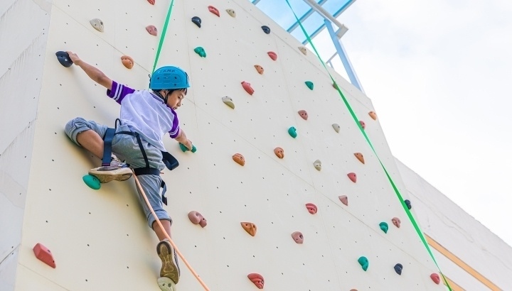 浙江臺州，正在學習攀巖課程的小學生