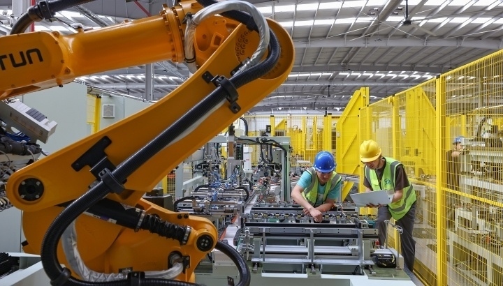 江蘇昆山，智能生產線上人機協(xié)同作業(yè)