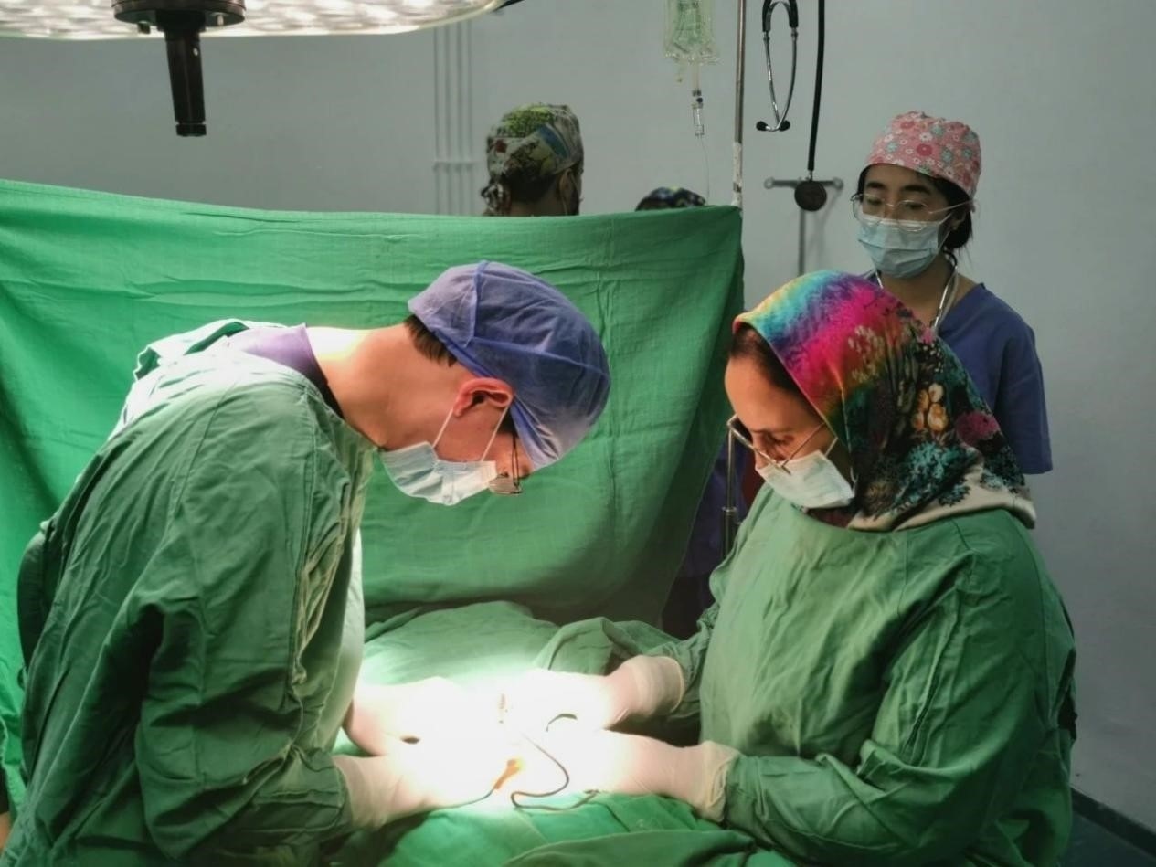 中國(guó)醫(yī)療隊(duì)員與當(dāng)?shù)蒯t(yī)生合作開展手術(shù)。第196批中國(guó)援助摩洛哥醫(yī)療隊(duì)塞達(dá)特分隊(duì)供圖