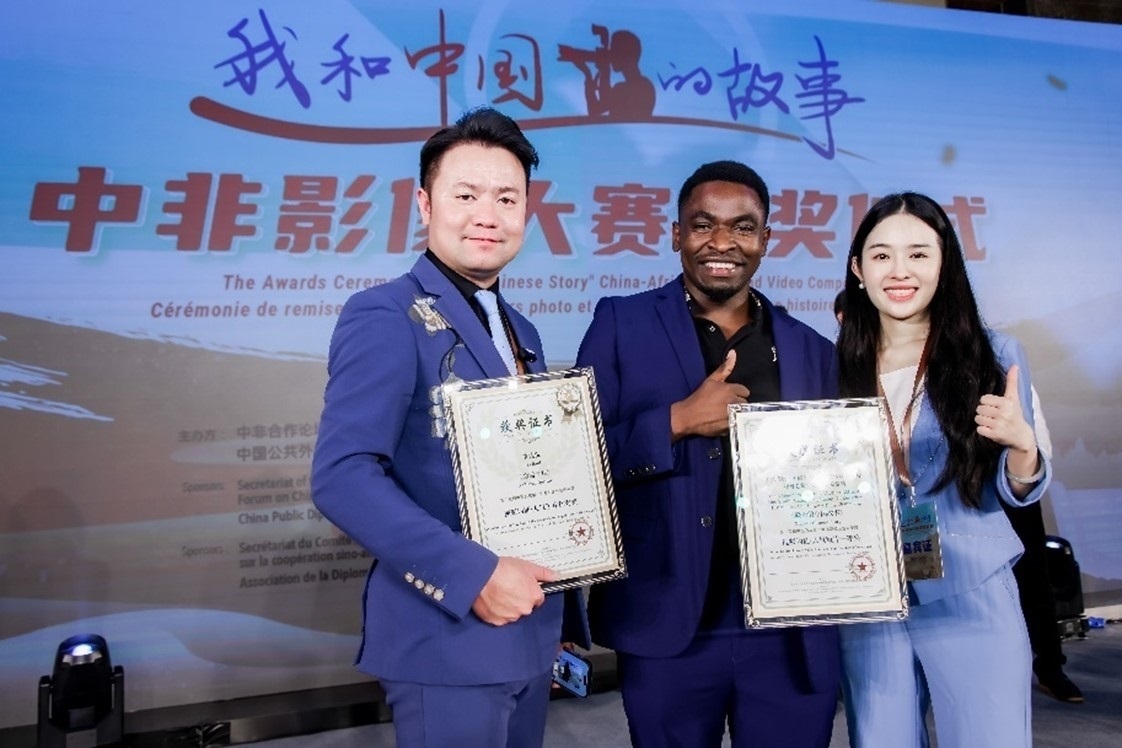 王曉樂（中）與其他嘉賓合影。主辦方供圖