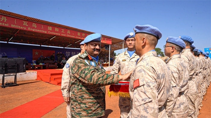 聯(lián)南蘇團部隊司令莫漢中將為維和官兵授勛。秦貴君攝