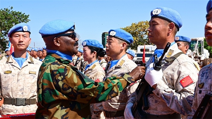 聯(lián)南蘇團西戰(zhàn)區(qū)司令多米尼克準將為維和官兵授勛。孫千攝