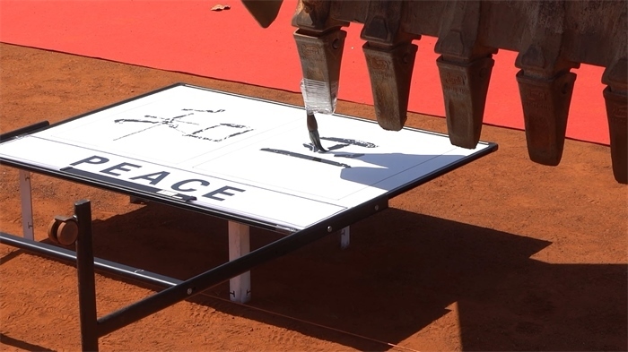 工程機械表演寫書法。王皓宇攝