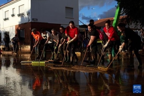 11月2日，居民在西班牙烏鐵爾清理房屋。新華社記者 孟鼎博 攝