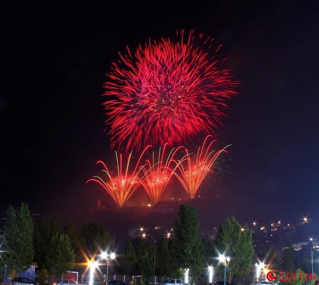 絢麗煙花秀 人民網(wǎng)記者 郝瑞敏攝