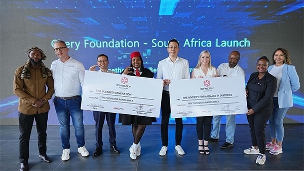 捐贈(zèng)合影。奇瑞國(guó)際南非子公司提供