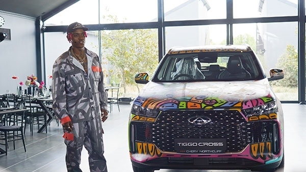 Samurai Farai和其汽車噴繪作品。人民網(wǎng) 張茜攝