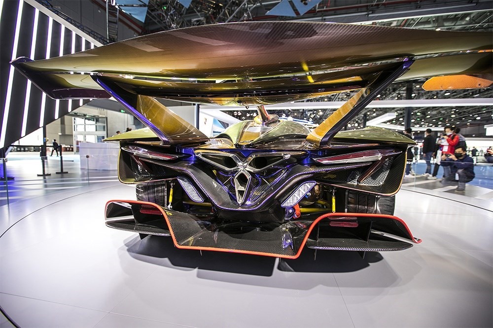 2020年11月5日，上海，來(lái)自德國(guó)的全球首款全碳纖維跑車亮相進(jìn)博會(huì)。該車總重量只有1250KG。