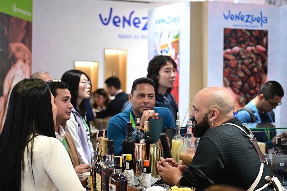 2023年11月9日，上海，觀眾在進(jìn)博會(huì)委內(nèi)瑞拉館參觀、交流、洽談。