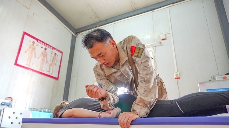 體驗(yàn)中醫(yī)推拿。王軍杰攝