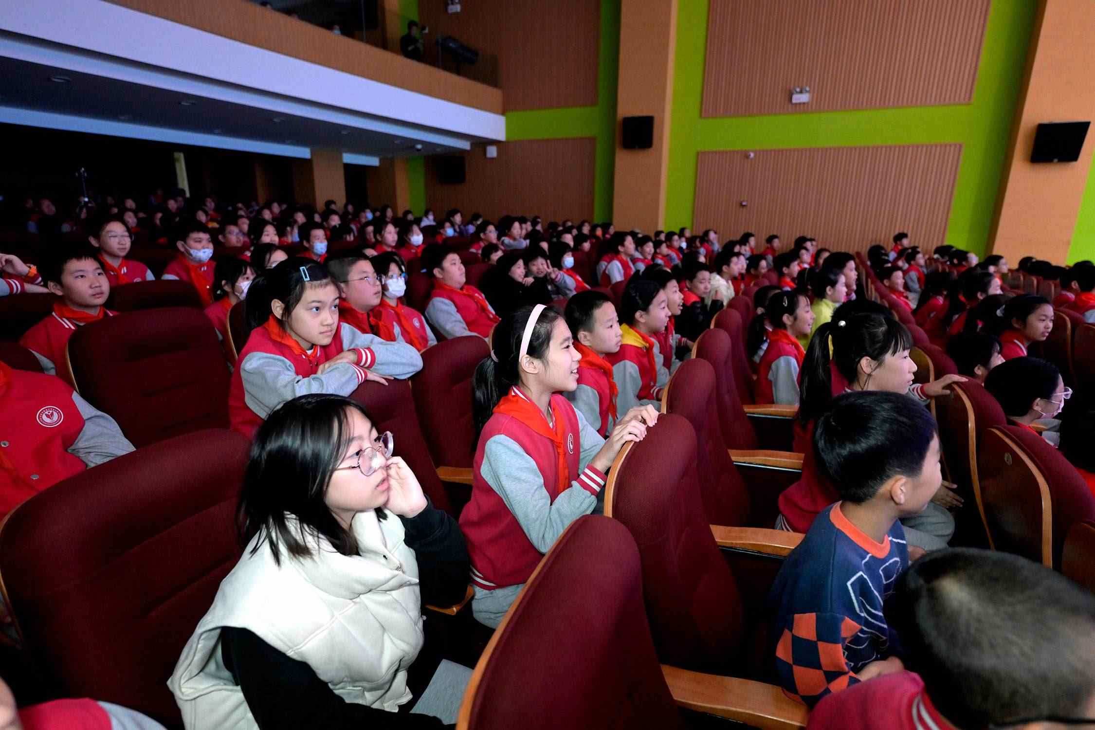 花校區(qū)學(xué)生現(xiàn)場歡呼照片。主辦方供圖