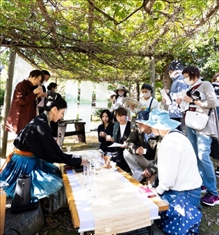 游客們?cè)谡憬w驗(yàn)區(qū)品茶。