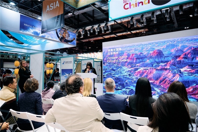  “中國(guó)館”新疆旅游推介會(huì)現(xiàn)場(chǎng)介紹。楊浩鵬攝