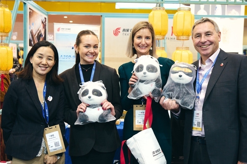 “中國(guó)館”展區(qū)現(xiàn)場(chǎng)洽談。 楊浩鵬攝