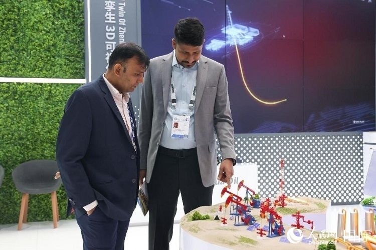 觀眾在了解中企產(chǎn)品。人民網(wǎng)記者任皓宇攝 