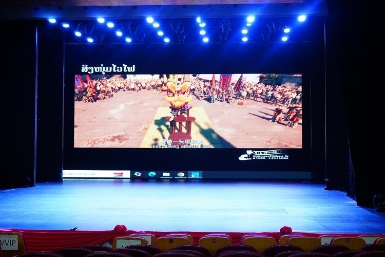 “露天電影院——中老優(yōu)秀電影巡映”首映式上放映老撾語配譯的中國動畫電影《雄獅少年》。主辦方供圖