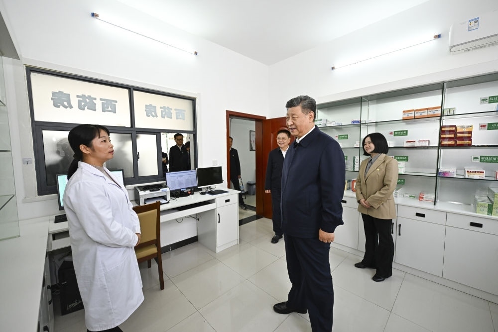 2024年11月5日，習近平在湖北省咸寧市嘉魚縣潘家灣鎮(zhèn)四邑村衛(wèi)生室考察。習近平指出：“要進一步加強黨建引領，抓住‘一老一小’這個重點，更加精準有效地為群眾排憂解難?！? width=