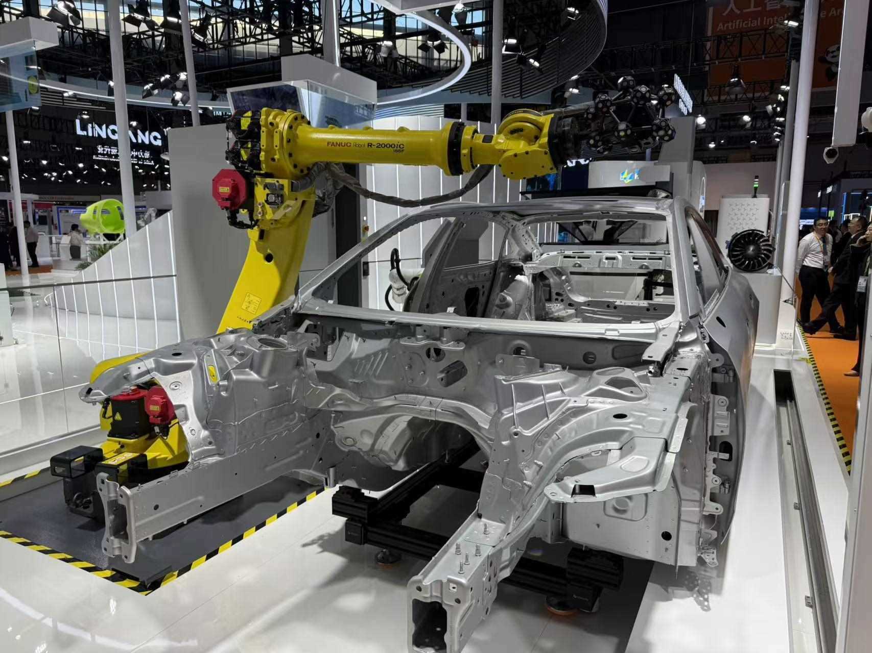 在汽車制造展區(qū)，高精度智能檢測(cè)裝備正在模擬檢測(cè)汽車車身。人民網(wǎng)記者 王仁宏攝