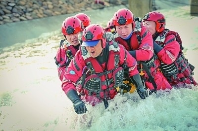  山東省日照市消防救援支隊(duì)消防員正在進(jìn)行多人淺灘涉水橫渡訓(xùn)練。圖片由國家消防救援局提供