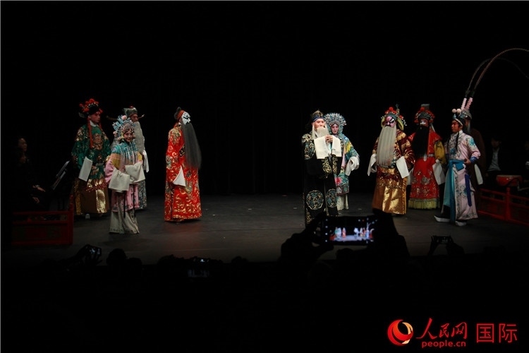 演員向觀眾謝幕。人民網(wǎng)記者 尚凱元攝