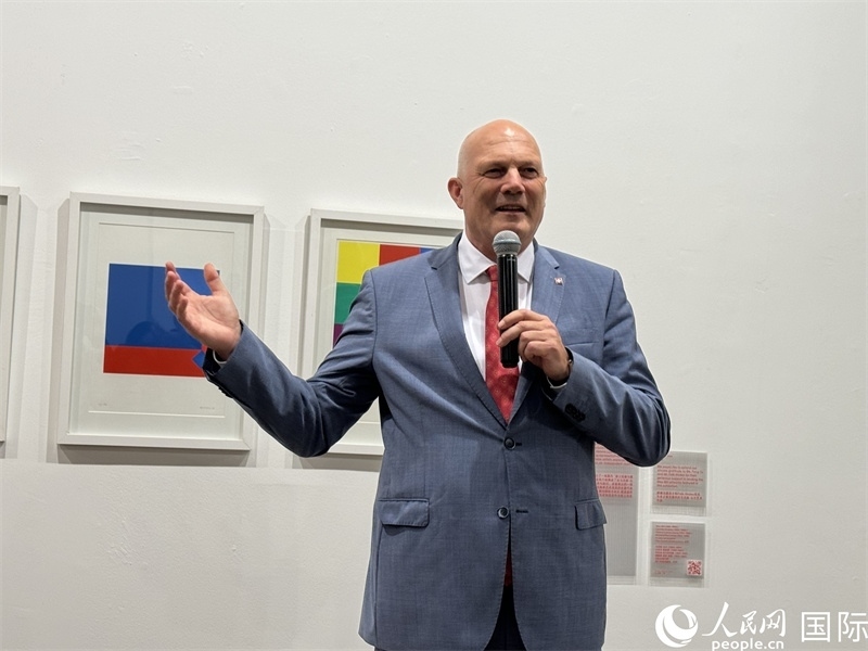 11月8日，瑞士駐華大使白瑞誼在“瑞士經(jīng)典設(shè)計(jì)展”開(kāi)幕式上發(fā)表致辭。（人民網(wǎng) 謝瑩攝）