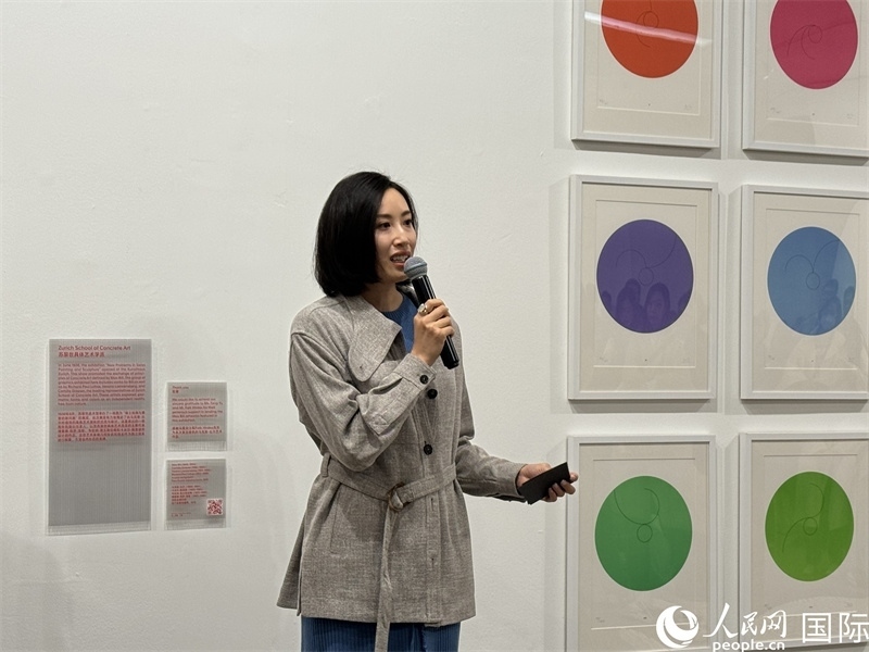 11月8日，今日美術(shù)館館長(zhǎng)張然在“瑞士經(jīng)典設(shè)計(jì)展”開(kāi)幕式上發(fā)表致辭。（人民網(wǎng) 謝瑩攝）