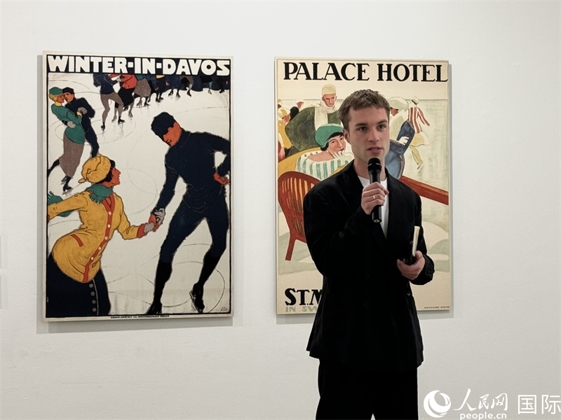 11月8日，“瑞士經(jīng)典設(shè)計(jì)展”策展人言照壁向與會(huì)嘉賓導(dǎo)覽。（人民網(wǎng) 謝瑩攝）