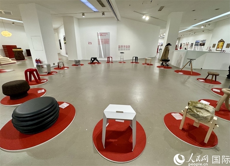 11月8日，瑞士經(jīng)典設(shè)計(jì)展現(xiàn)場(chǎng)。（人民網(wǎng) 謝瑩攝）