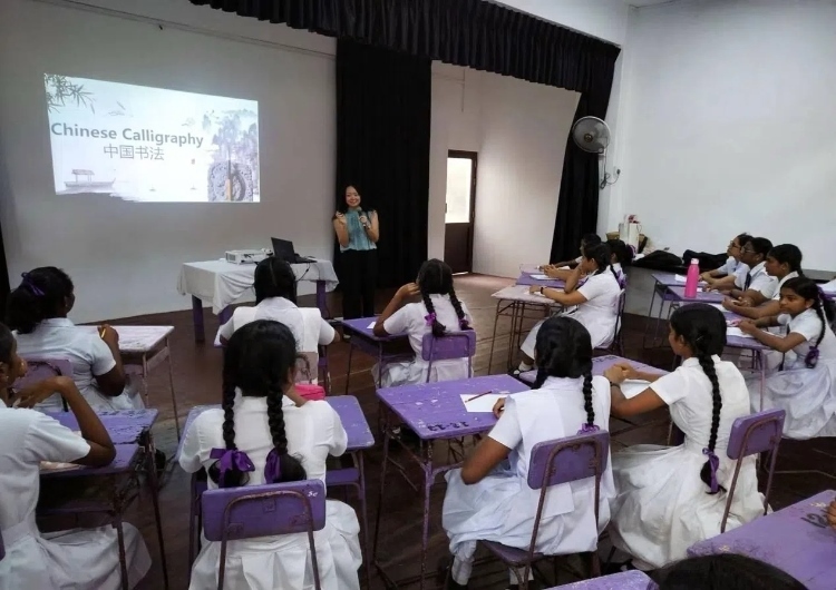 斯里蘭卡學(xué)生在系列活動(dòng)中學(xué)習(xí)中國(guó)書法。圖片由主辦方提供