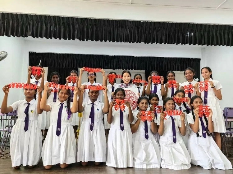 斯里蘭卡學(xué)生展示剪紙作品。圖片由主辦方提供