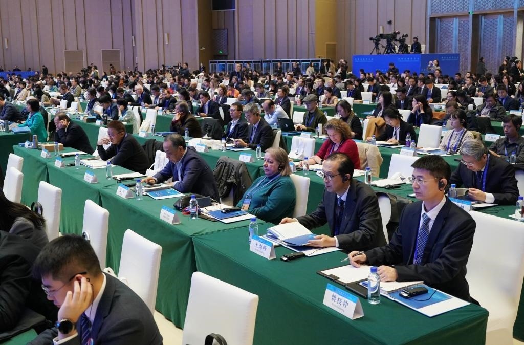 11月7日，中外嘉賓在首屆世界古典學(xué)大會開幕式現(xiàn)場聽會。新華社記者 張晨霖 攝