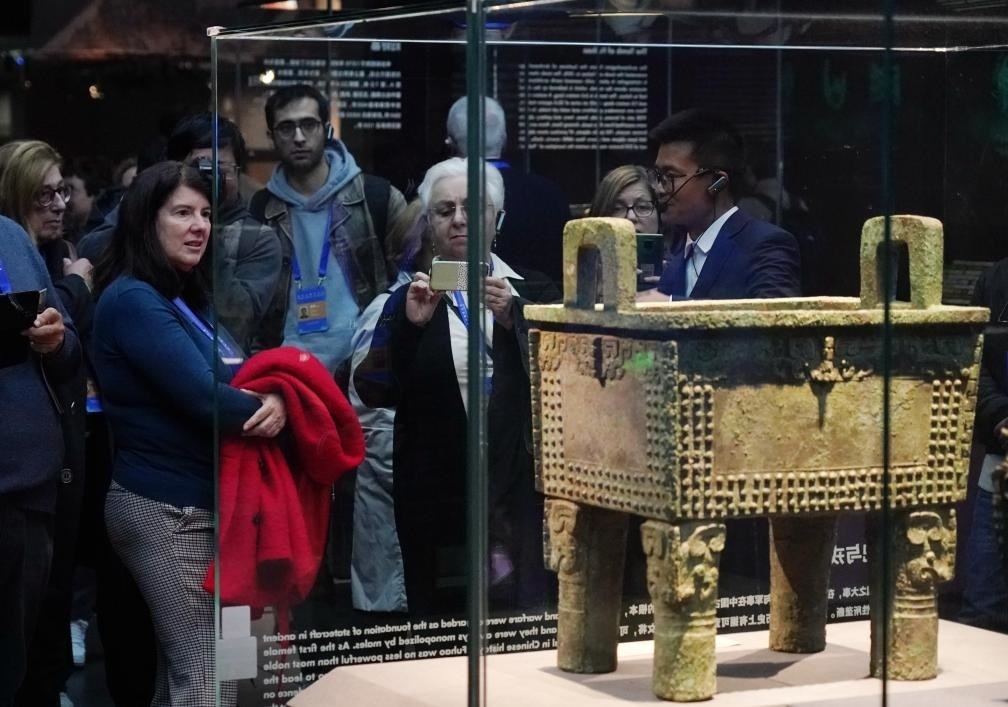 11月6日，中外嘉賓來到中國考古博物館參觀“考古與中華文明溯源展”。該展是本屆世界古典學(xué)大會推出的配套活動之一。新華社記者 張晨霖 攝