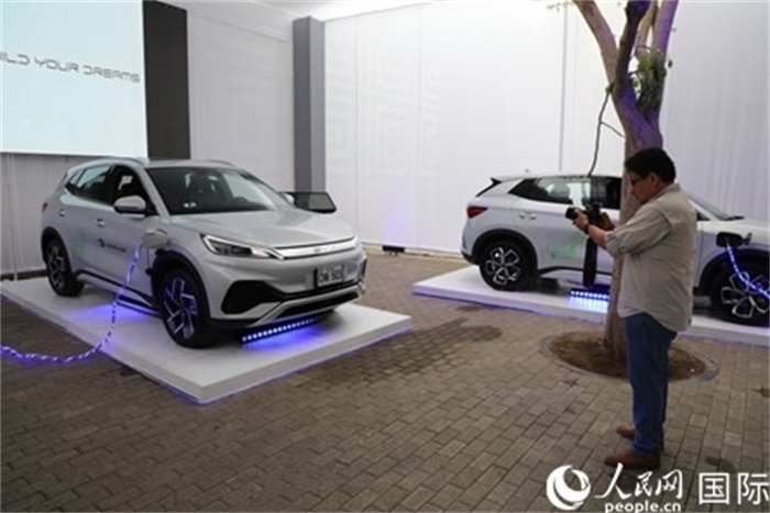 圖為秘魯媒體記者正在拍攝現(xiàn)場(chǎng)展出的比亞迪電動(dòng)汽車。 人民網(wǎng)記者姜波攝