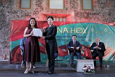 李雅芳向加比拉爾·塞迪略授予“拉美分社榮譽(yù)員工”稱號。主辦方供圖