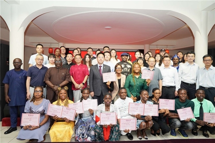 參賽選手與嘉賓合影留念。尼日利亞中國(guó)文化中心供圖