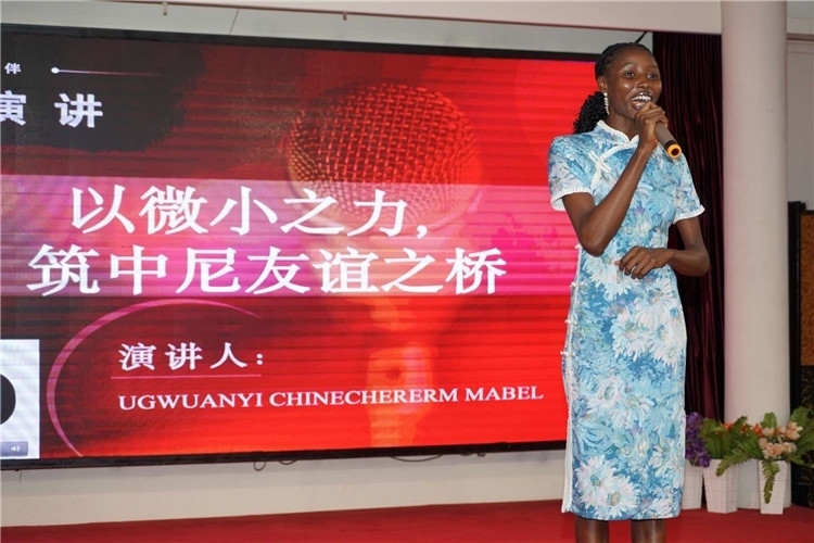 選手張佳寧演講中。尼日利亞中國(guó)文化中心供圖