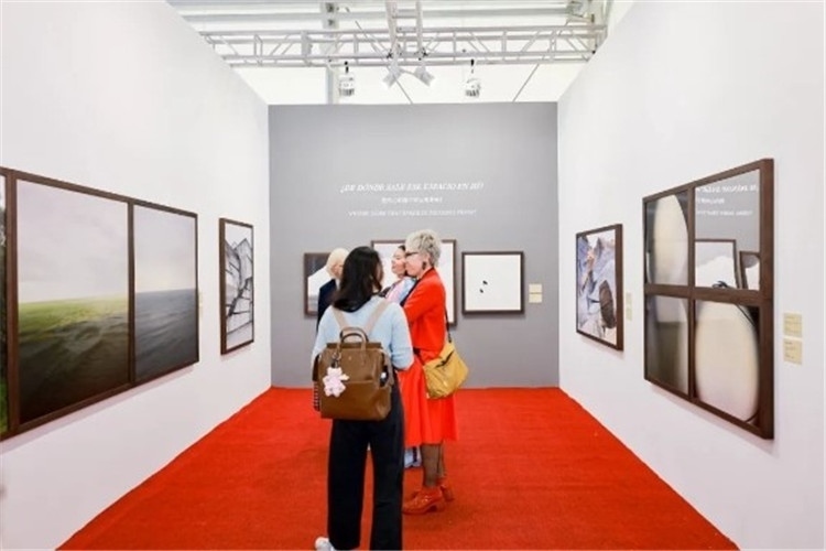 “我內(nèi)心的那個(gè)空從哪里來(lái)？從波濤、云朵和勇氣”西岸藝博會(huì)展覽現(xiàn)場(chǎng) 圖片由主辦方提供