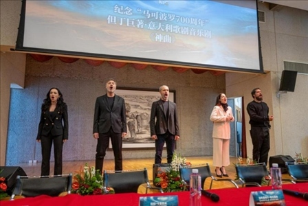 發(fā)布會現場，主創(chuàng)表演音樂劇片段。主辦方供圖