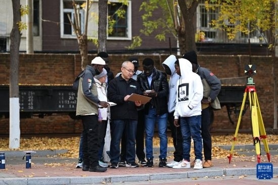 在天津鐵道職業(yè)技術(shù)學(xué)院，老師指導(dǎo)幾內(nèi)亞學(xué)員使用測距儀器（11月11日攝）。新華社記者 李然 攝